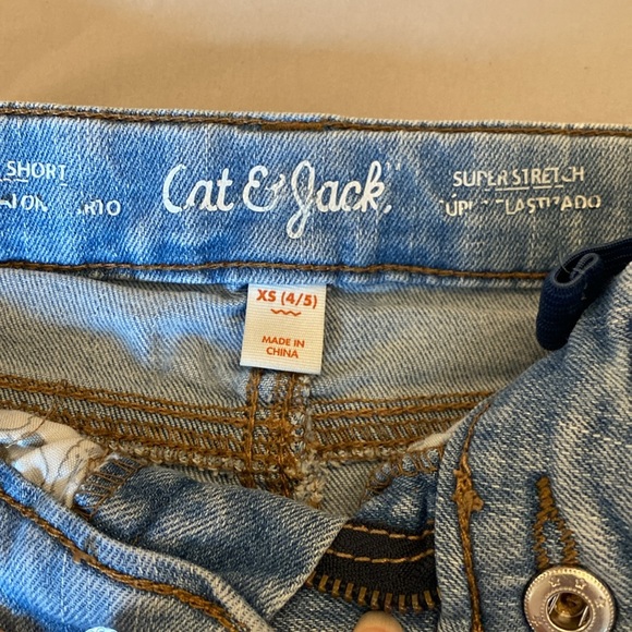 Cat & Jack size 4-5 and 5T bundle. Good condition. Shirt is 5T, shorts are 4-5. - Picture 4 of 11